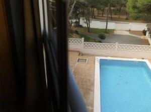 a view of a swimming pool from a window at Aparta o aporta in Salou
