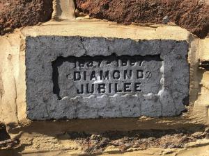 a sign on the side of a brick wall at Hunt House Quarters in Kilsby