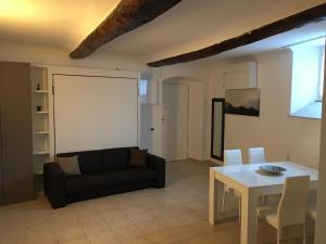a living room with a couch and a table at appartamento vacanze Breda in Genova