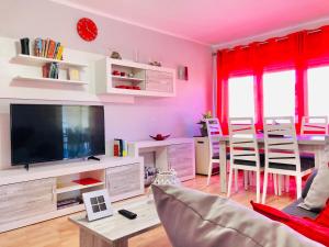 a living room with a large television and a table at CENTRICO LABRADORES 15 in Peniscola