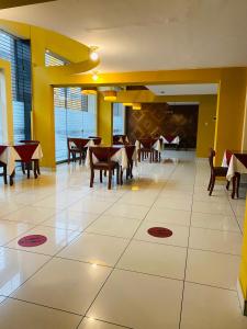 A restaurant or other place to eat at Hotel Continental Lima