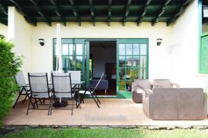 Ruang duduk di Chalet Adosado Proa - Parking y jardín con impresionantes vistas a la Ría de San Vicente de la Barquera