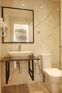 Koupelna v ubytování Lumi Hotel + 37 fotografií