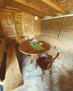 Vila Helena في Colići: غرفة مع طاولة وكراسي خشبية في كابينة