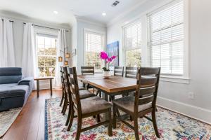 ニューオーリンズにあるHosteeva Brand New Condo with a Pool Steps to St Charles Aveのテーブルと椅子のあるダイニングルーム
