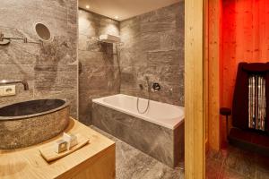 Vannituba majutusasutuses Hotel Marmolada