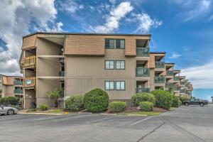 Galeriebild der Unterkunft Oceanfront Myrtle Beach Condo about 9 Mi to Boardwalk! in Myrtle Beach