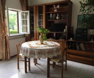 a table with a vase on it in a room at AL CIOS lago Maggiore in Orino