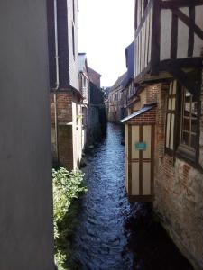 un canal étroit dans une ruelle entre deux bâtiments dans l'établissement Chambre dans le centre historique, à Pont-Audemer