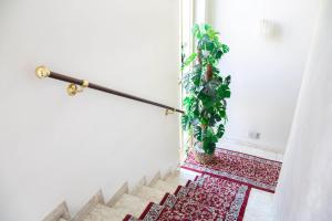 une installation assise sur le côté d'un escalier dans l'établissement Albergo Milano, à Darfo Boario Terme