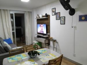 Μια τηλεόραση ή/και κέντρο ψυχαγωγίας στο Ap de Frente para o Mar de Itaparica