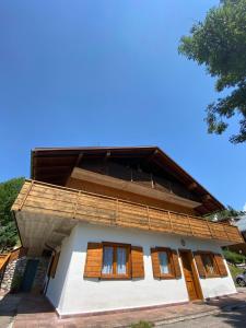 uma casa com um telhado de gambrel em Casa Belvedere em Pieve di Cadore