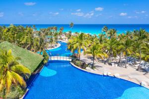 בריכת השחייה שנמצאת ב-Grand Oasis Cancun - All Inclusive או באזור