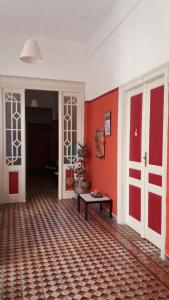 una stanza con una parete rossa e un tavolo all'interno di Heraklion Youth Hostel a Heraklion