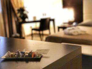 a remote control sitting on top of a table at Hotel Airone in Grosseto