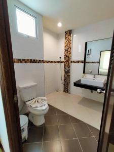 Foto de la galeria de K.M. House a Krabi town 44 fotos més