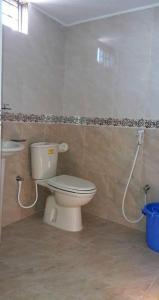 ein Badezimmer mit Toilette und Waschbecken in der Unterkunft Hotel Regal Palace in Chittagong