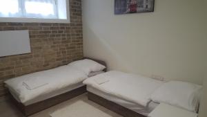 Posteľ alebo postele v izbe v ubytovaní Orhidea Szuterén Apartman