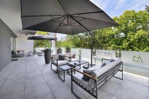 PREMIUM Wellness & Wine Hotel Znojmo的阳台或露台