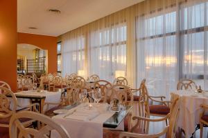 Reštaurácia alebo iné gastronomické zariadenie v ubytovaní NH Ancona