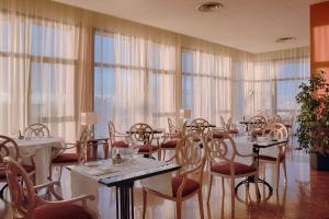 Reštaurácia alebo iné gastronomické zariadenie v ubytovaní NH Ancona