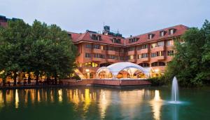 Výhled na řeku, která protéká v blízkosti hotelu