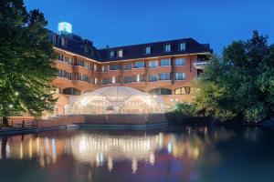Výhled na řeku, která protéká v blízkosti hotelu