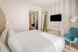 A bed or beds in a room at NH Trento Még 23 kép