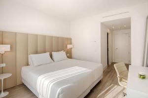 
A bed or beds in a room at NH Trento
