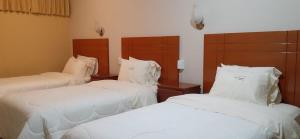 En eller flere senger på et rom på Hotel Alpamayo Cajamarca