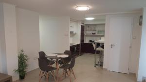 Fotografia z galérie ubytovania Orhidea Szuterén Apartman v destinácii Győr
