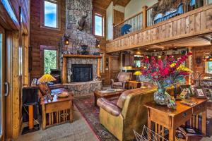 Χώρος καθιστικού στο The Greisen Highlands Lodge Home with Amazing Views & Hot Tub
