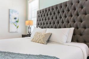 ニューオーリンズにあるStunning 4BR-5BR near French Quarter Homes by Hosteevaのベッドルーム1室(大型ベッド1台、大きなパッド入りのヘッドボード付) +37枚の写真