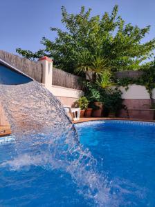 une grande piscine avec un toboggan dans l'établissement Alojamiento El Olivo, à Ronda