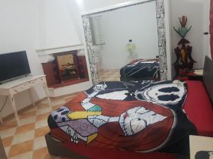 una camera da letto con un letto e un dipinto sopra di L'ulivo a Veglie