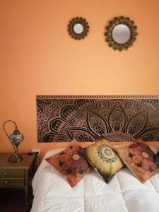 1 dormitorio con 1 cama con 2 espejos en la pared en H Juan, en Marbella