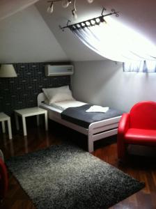 Кровать или кровати в номере Sunny House