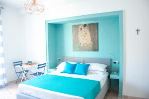 een slaapkamer met blauwe muren en een bed met blauwe kussens bij Casa del Corso in Sorrento