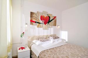 una camera da letto con un letto e un dipinto sul muro di Full equipped flat close to all a Spalato (Split)