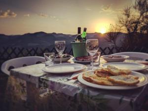 uma mesa com pratos de comida e copos de vinho em Country House Il Biroccio em Urbino