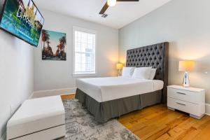 ニューオーリンズにあるModern 5 BR Condo - Large Pool - Near Everythingの大きなベッドとテレビのある寝室 +38枚の写真