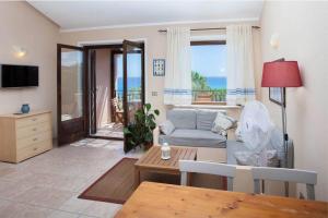 een woonkamer met een bank en een tafel bij Costa Est Apartments in Cala Liberotto