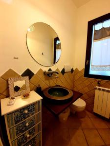 ミラッツォにあるCasa Stone Milazzo B&Bのバスルーム(洗面台、鏡付)
