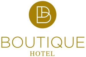 un logo pour un hôtel avec la lettre b dans l'établissement Limeni Inn Boutique Hotel Adults only 12plus, à Limeni