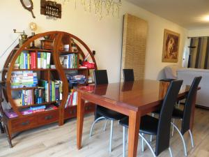 comedor con mesa, sillas y estante para libros en Holiday Home LIMBURG LILLO IRENE, en Lilo
