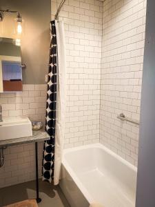 A bathroom at Chimney Corners Resort
