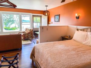 A bed or beds in a room at Chimney Corners Resort
