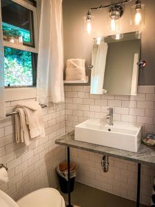 y baño con lavabo y espejo. en Chimney Corners Resort, en Frankfort