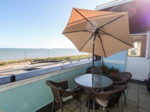 プスヘリにあるSea View Apartmentの海を望むバルコニー(傘付きテーブル付)