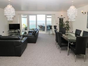 Televisyen dan/atau pusat hiburan di Sea View Apartment